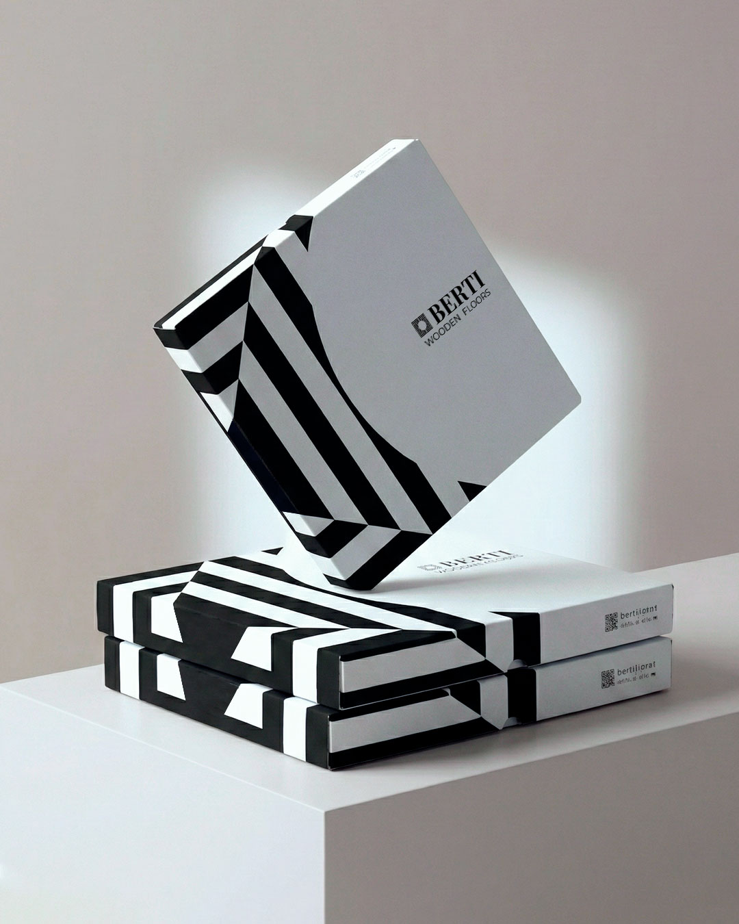 Dettaglio del packaging per campioni di parquet Berti con pattern geometrico bianco e nero derivato dal logo