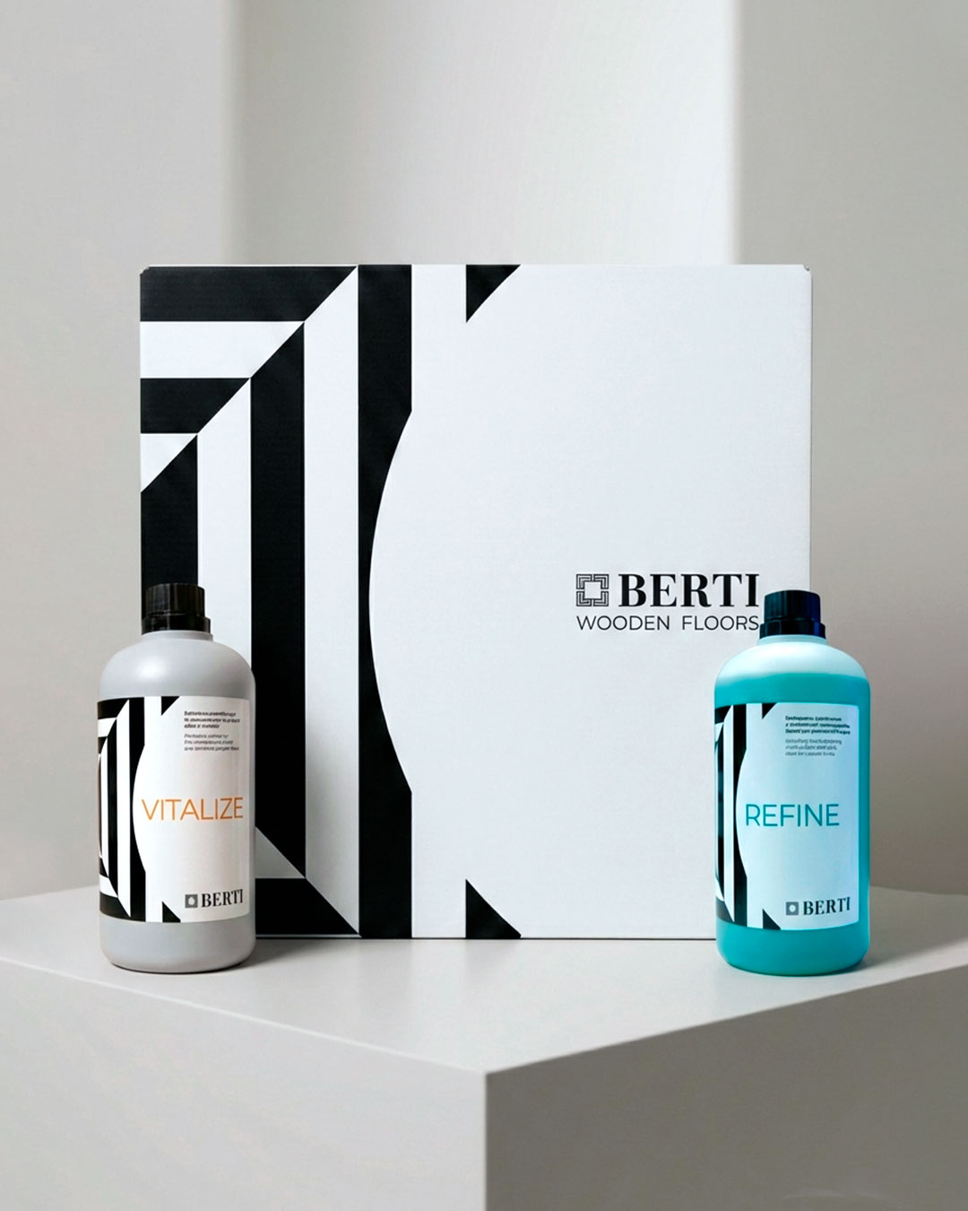 Dettaglio del packaging per campioni di parquet Berti con pattern geometrico bianco e nero derivato dal logo