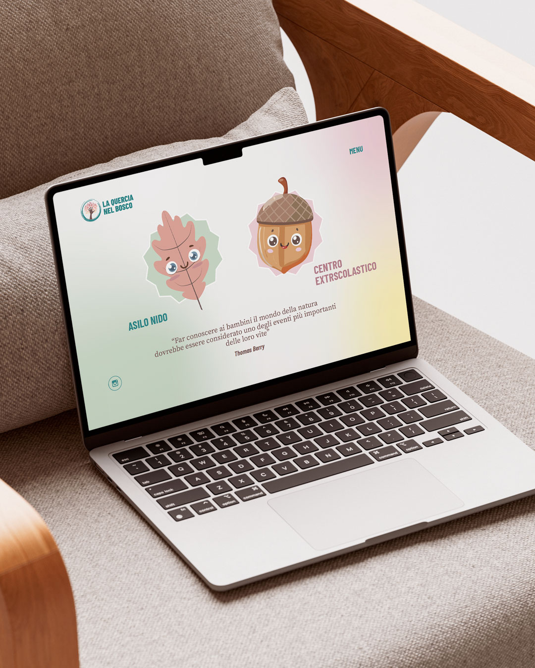 Web design del sito La Quercia nel Bosco, interfaccia pulita e illustrazioni naturali per asilo svizzero.